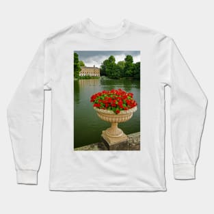 A Pot of Geraniums, Kew Gardens Long Sleeve T-Shirt